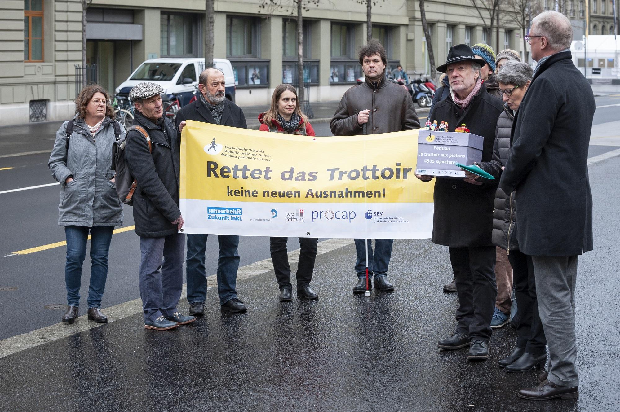 Remise de la pétition devant le Bundeshaus West