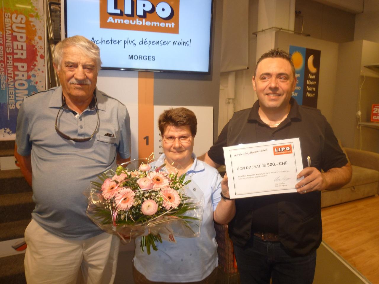 Aux côtés du président de la section Mario Golfetto et du directeur de la succursale LIPO de Morges, Vincenzo Oliva (à droite), Jacqueline Méri-nat est heureuse de recevoir le bon d'achat des magasins de meubles LIPO.