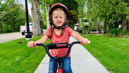  Enfant conduisant un vélo sur le trottoir