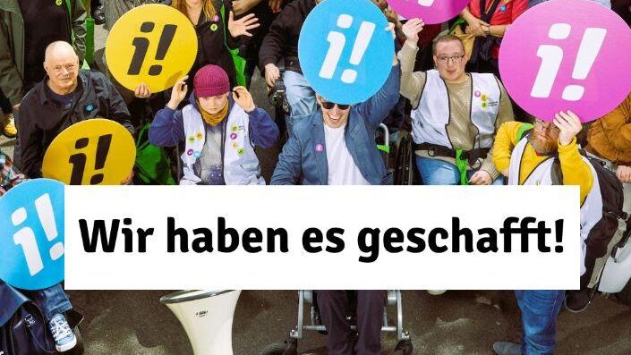 Im Vordergrund steht in schwarzer Schrift auf weissem Grund: Wir haben es geschafft! und Einreichung: 5. September 2024, 14.00 Uhr, Bundesplatz, Bern. Im Hintergrund ein Gruppenfoto von der Lancierung der Inklusionsinitiative. Es zeigt engagierte Menschen mit und ohne sichtbare Behinderung, die sich für mehr Inklusion einsetzen und runde Plakate mit den bunten Symbolen der Initiative (i!) in den Händen halten.