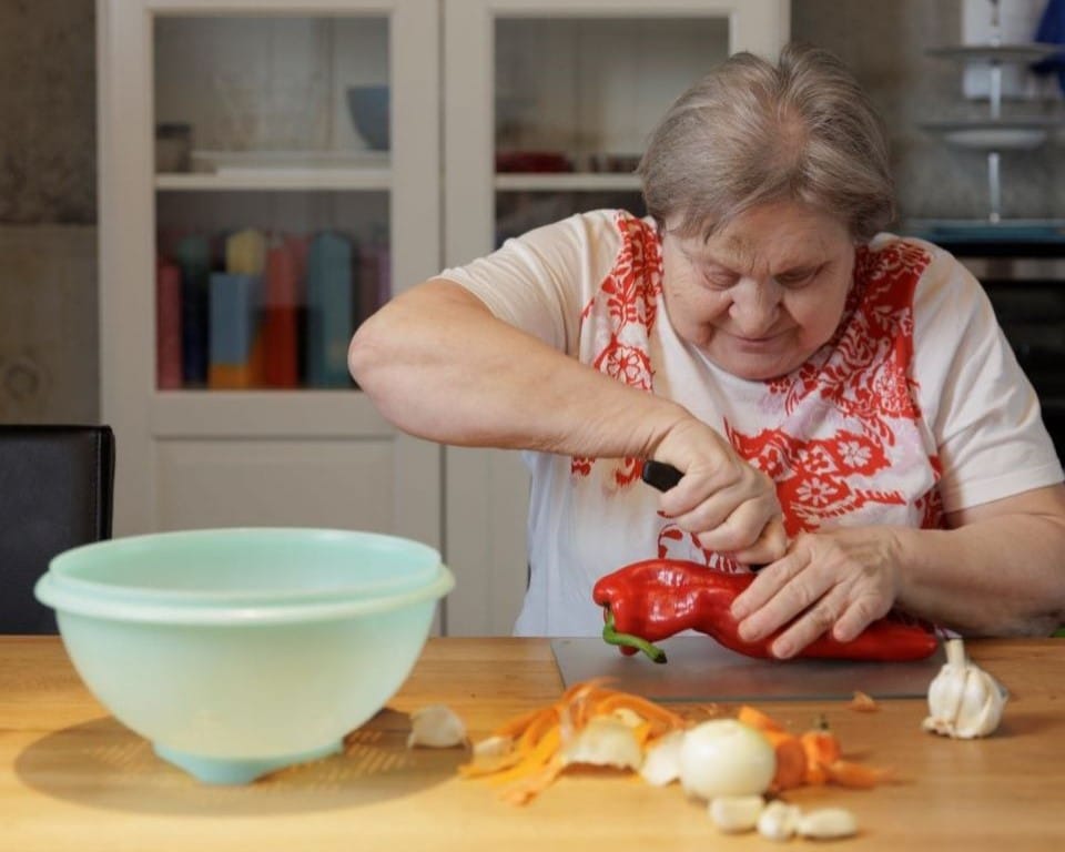 Jolanda Gehri rüstet zuhause auf einem Holztisch das Gemüse.