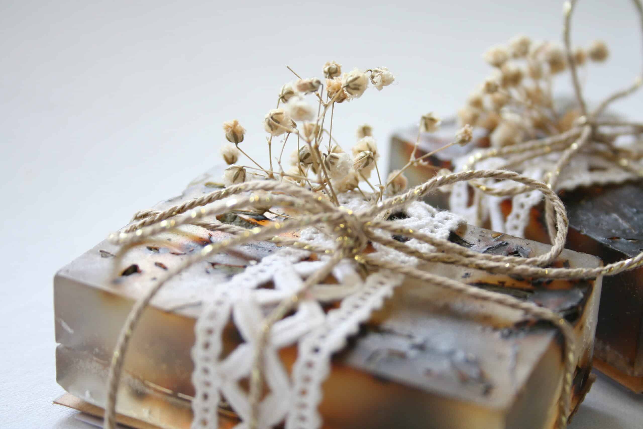 FOTO: zwei handgemachte Seifen mit schön verzierter Umpackung