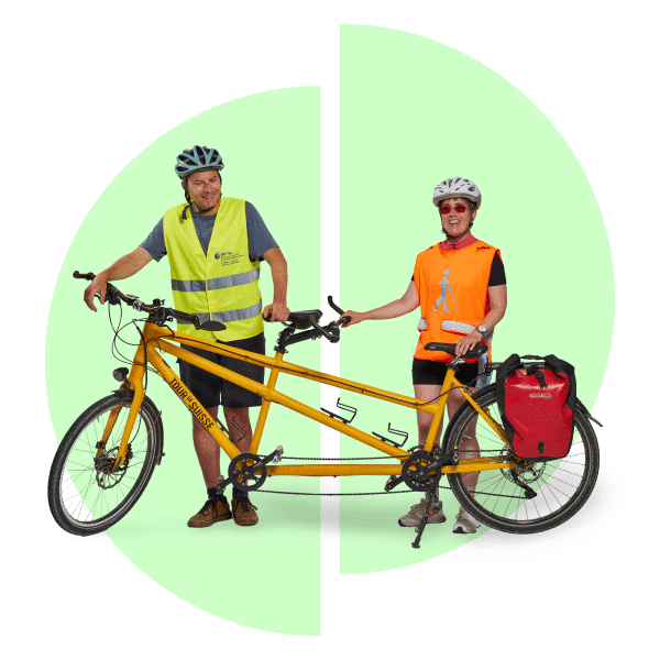 Collage de photo et de demi-cercles. Sur la photo, un couple de tandems cyclistes souriants se tient derrière leur tandem jaune. L'homme à gauche, voyant, porte un gilet jaune, la femme à droite, malvoyante, porte un gilet orange. A l'arrière-plan, deux demi-cercles de couleur claire.