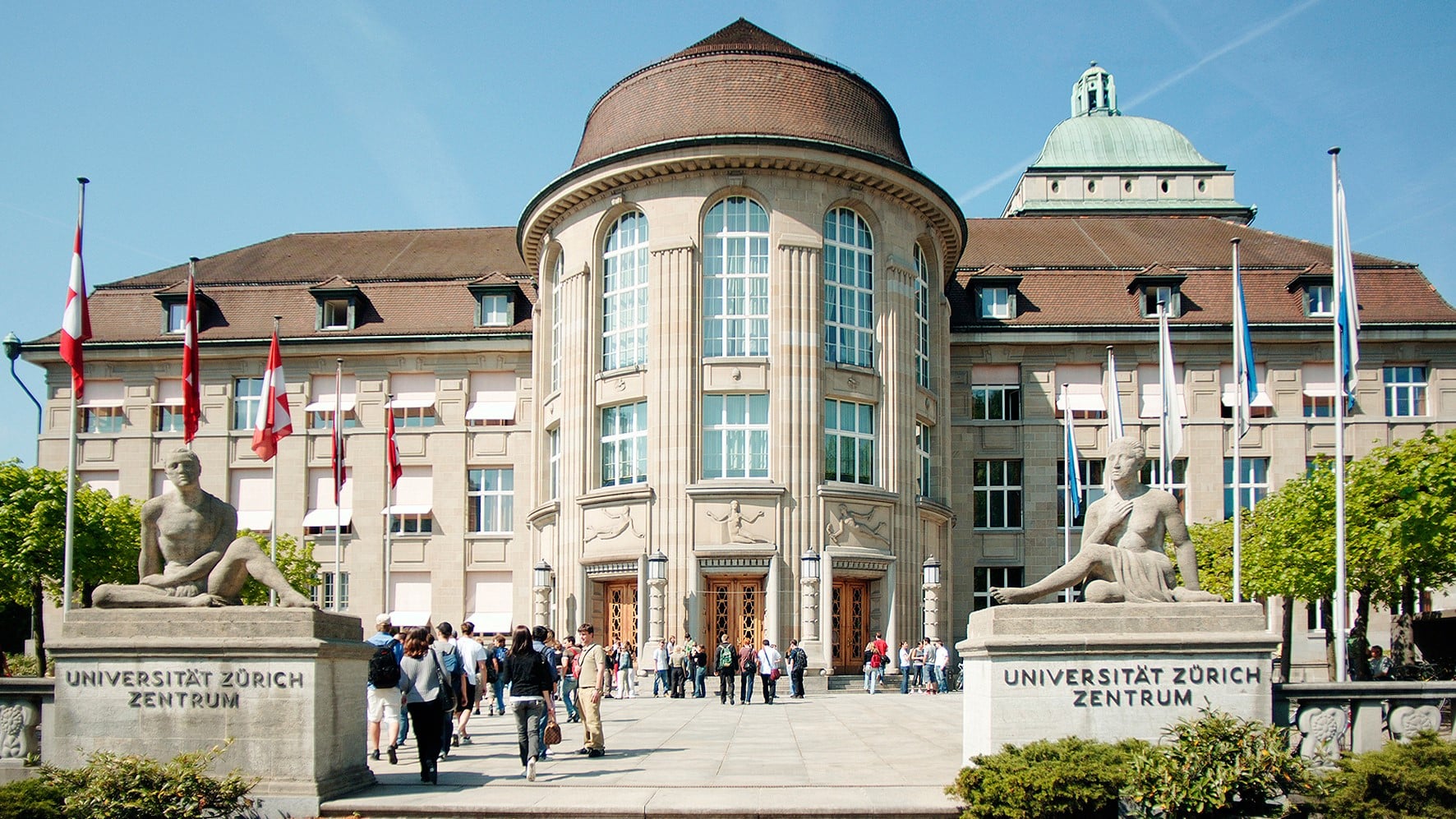 Ansicht des Hauptgebäudes der Universität Zürich mit grossem Eingangsbereich. 