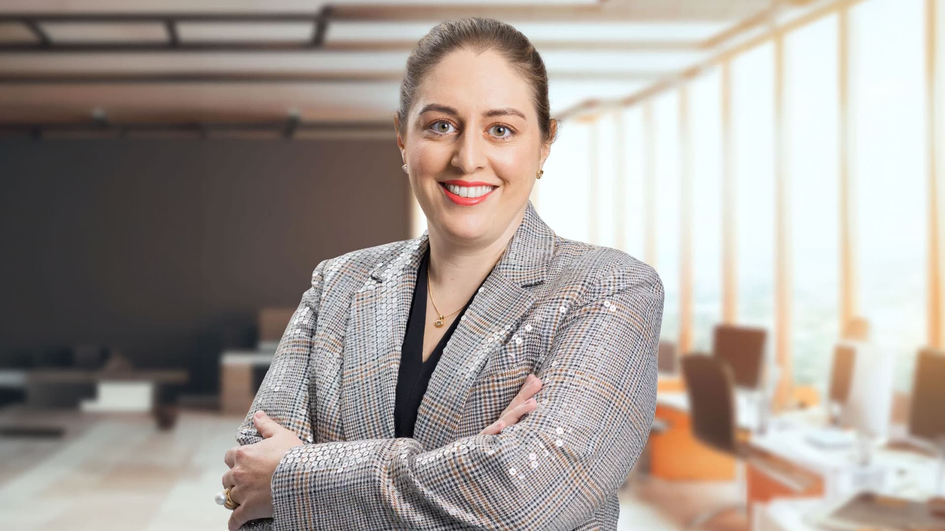 Portrait d'Isabelle Simon dans un bureau clair et spacieux.