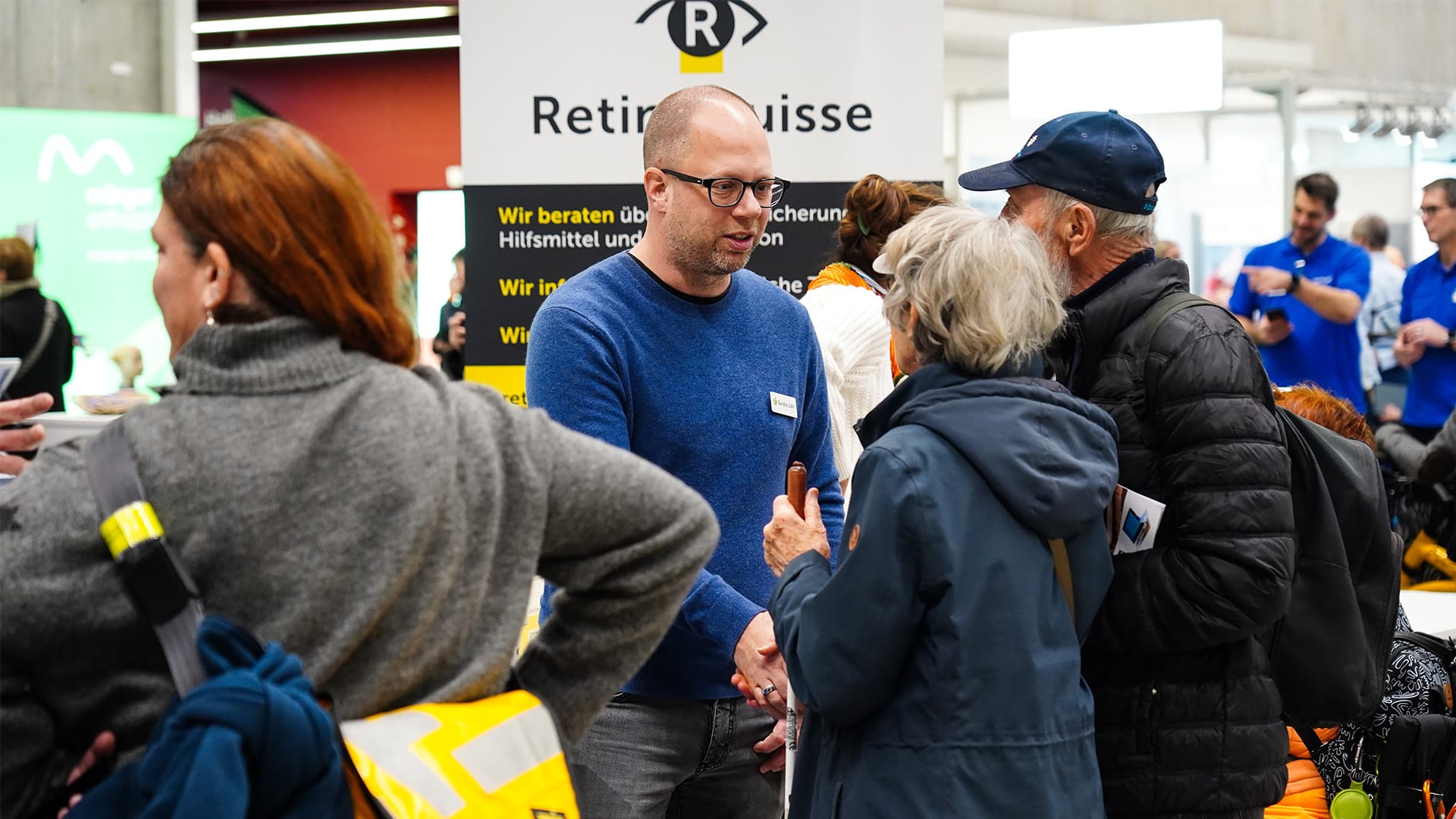 L'équipe de Retinasuisse conseille les visiteurs du salon sur les assurances et les moyens auxiliaires.
