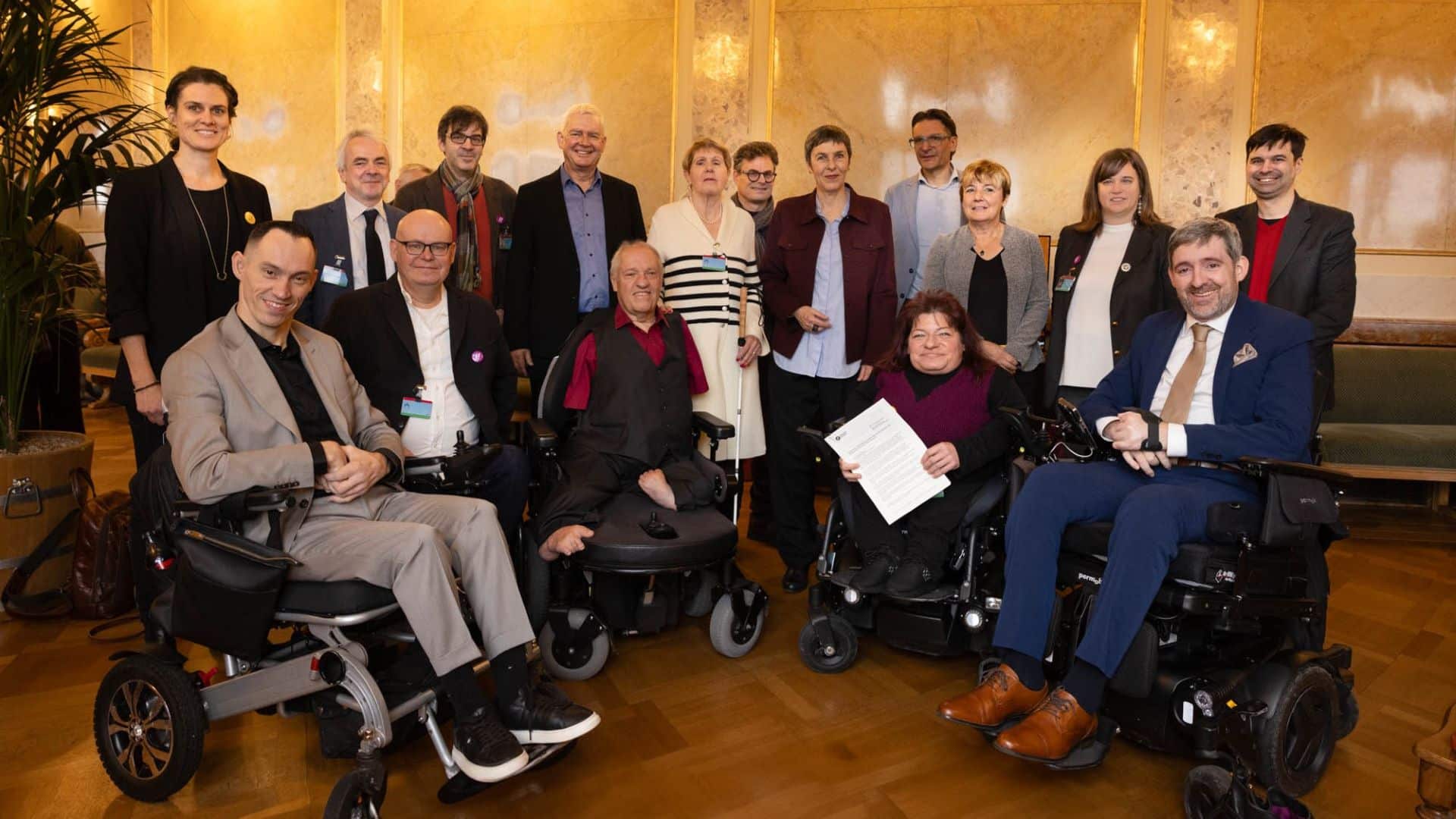 Delegation im Bundeshaus. Von links nach rechts: Iris Hartmann, Islam Alijaj Markus Schefer, Raphaël De Riedmatten, Matthias Kuert, Christian Lohr, Verena Kuonen, Daniel Graf, Barbara Gysi, Gerhard Andrey, Vanessa Grand, Brigitte Crottaz, Alizée Rey, Philipp Kutter, Samuel Bendahan (© Monique Wittwer)