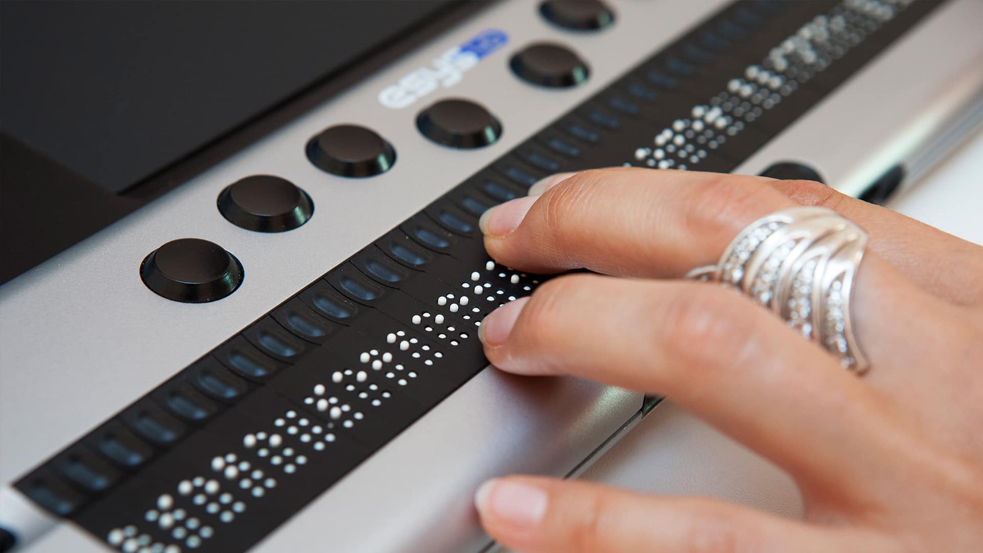 L'image montre une ligne braille utilisée par une personne.