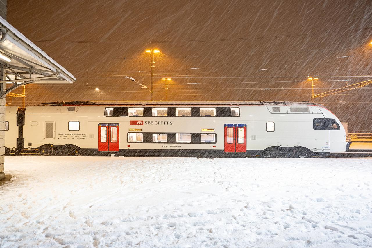 SBB-Zug abends im Schnee