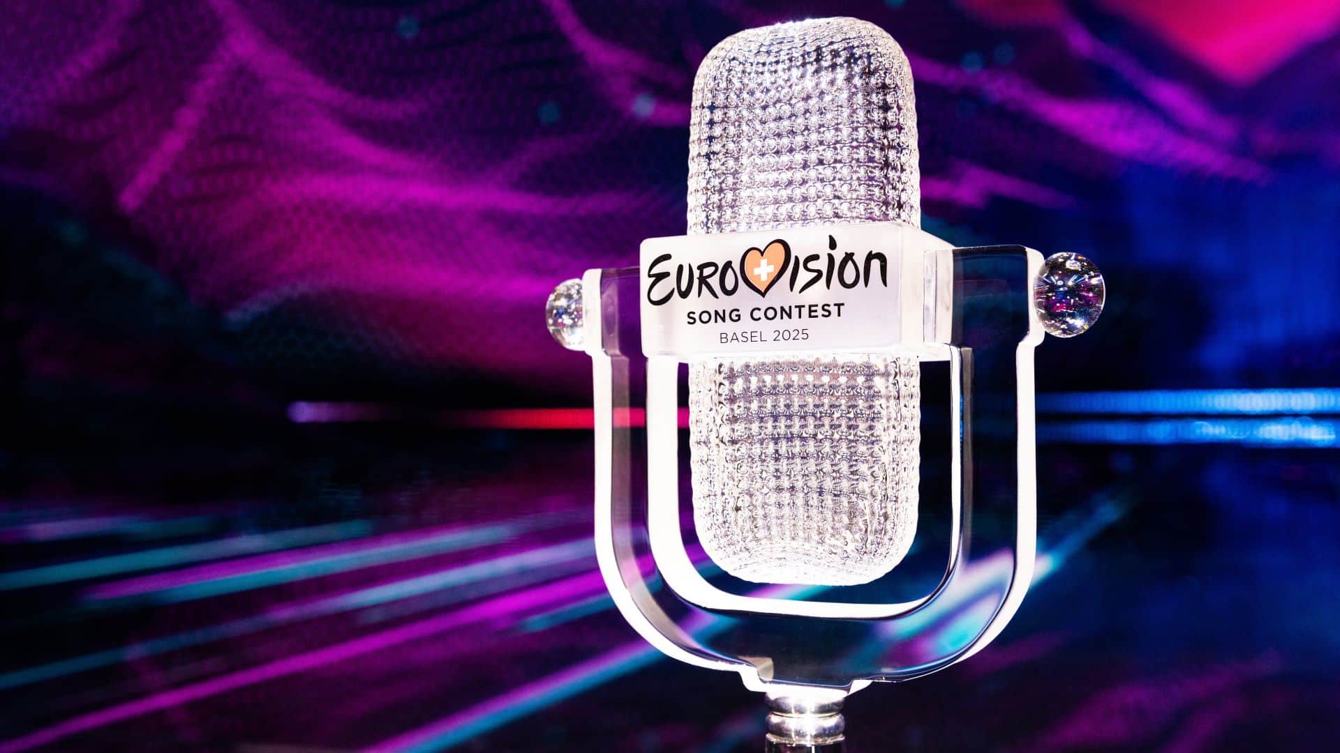 Gros plan sur le trophée de l'ESC dans le studio: un vieux microphone reconstitué dans du verre blanc avec l'inscription 