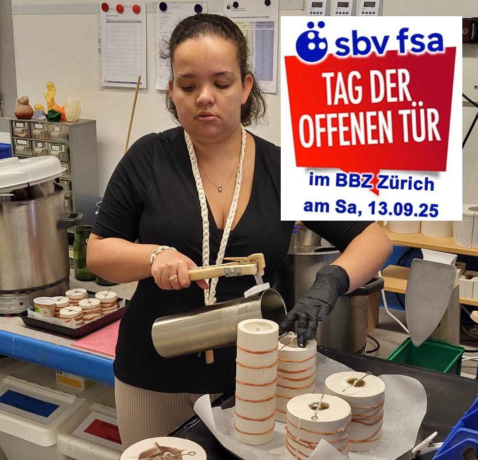 FOTO: Eine junge, blinde Frau schenkt aus einem Metallkrug flüssiges Wachs in eine Giessform. Um den Füllstand zu wissen, ertastet sie mit der freien Hand in der Form das heisse Wachs. Rechts oben im Bild ein Hinweis auf den Tag der offenen Tür im BBZ Zürich am Sa, 13.09.25