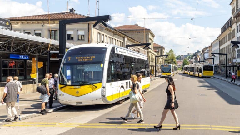 Bus jaune de la vbsh à la gare de Schaffhouse