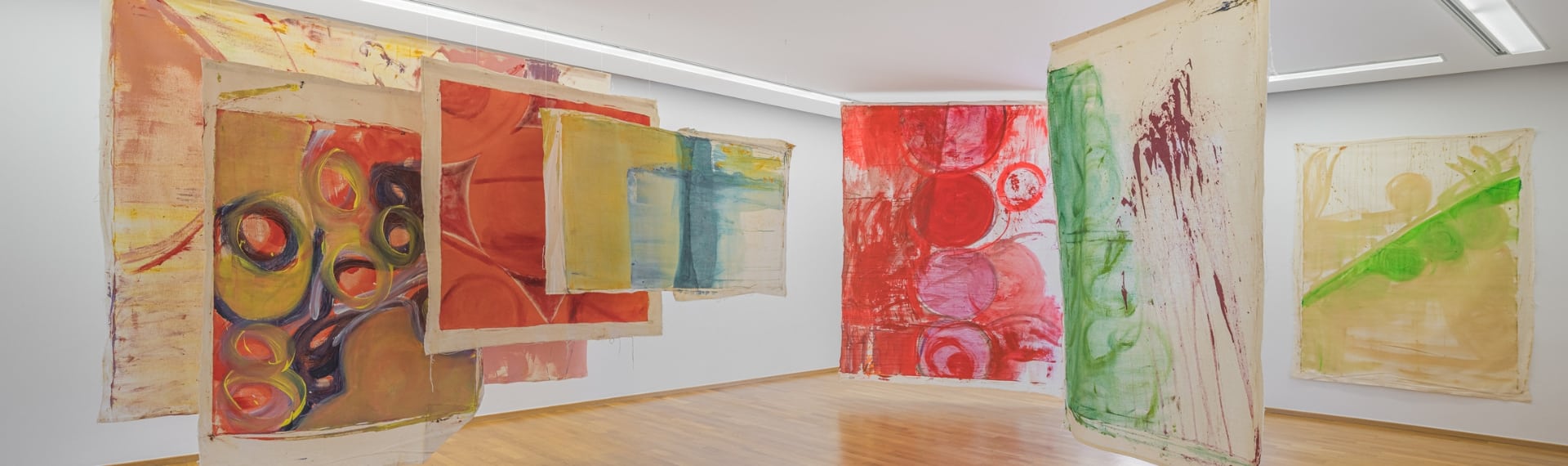 Oeuvres colorées dans salle de musée