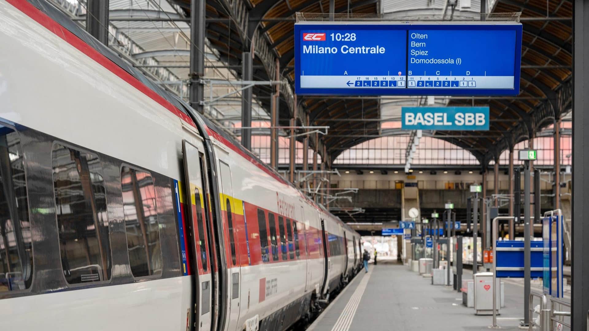 Panneau d'affichage sur un quai de gare des CFF