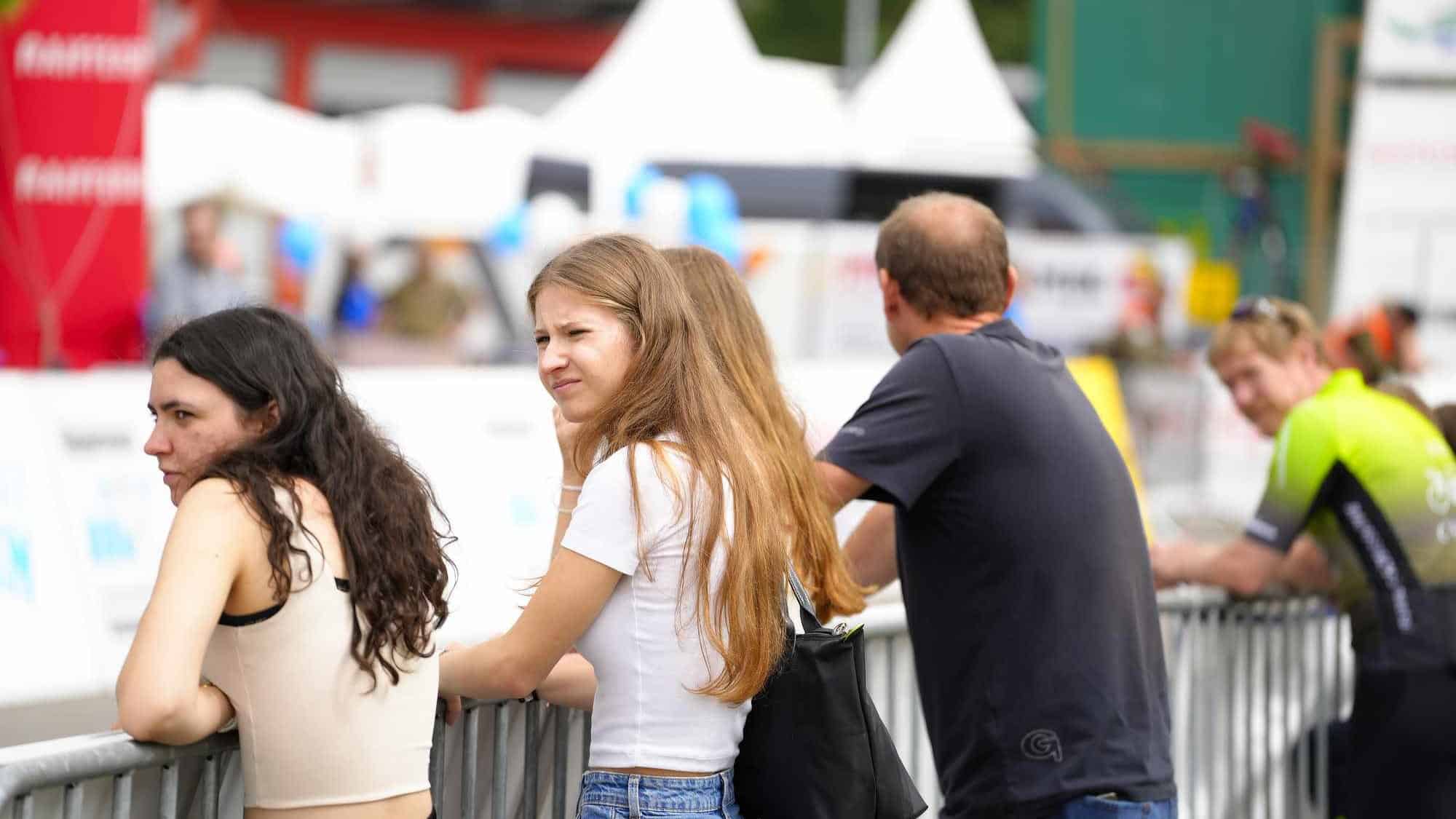 Zuschauerinnen an den Radsporttagen Gippingen