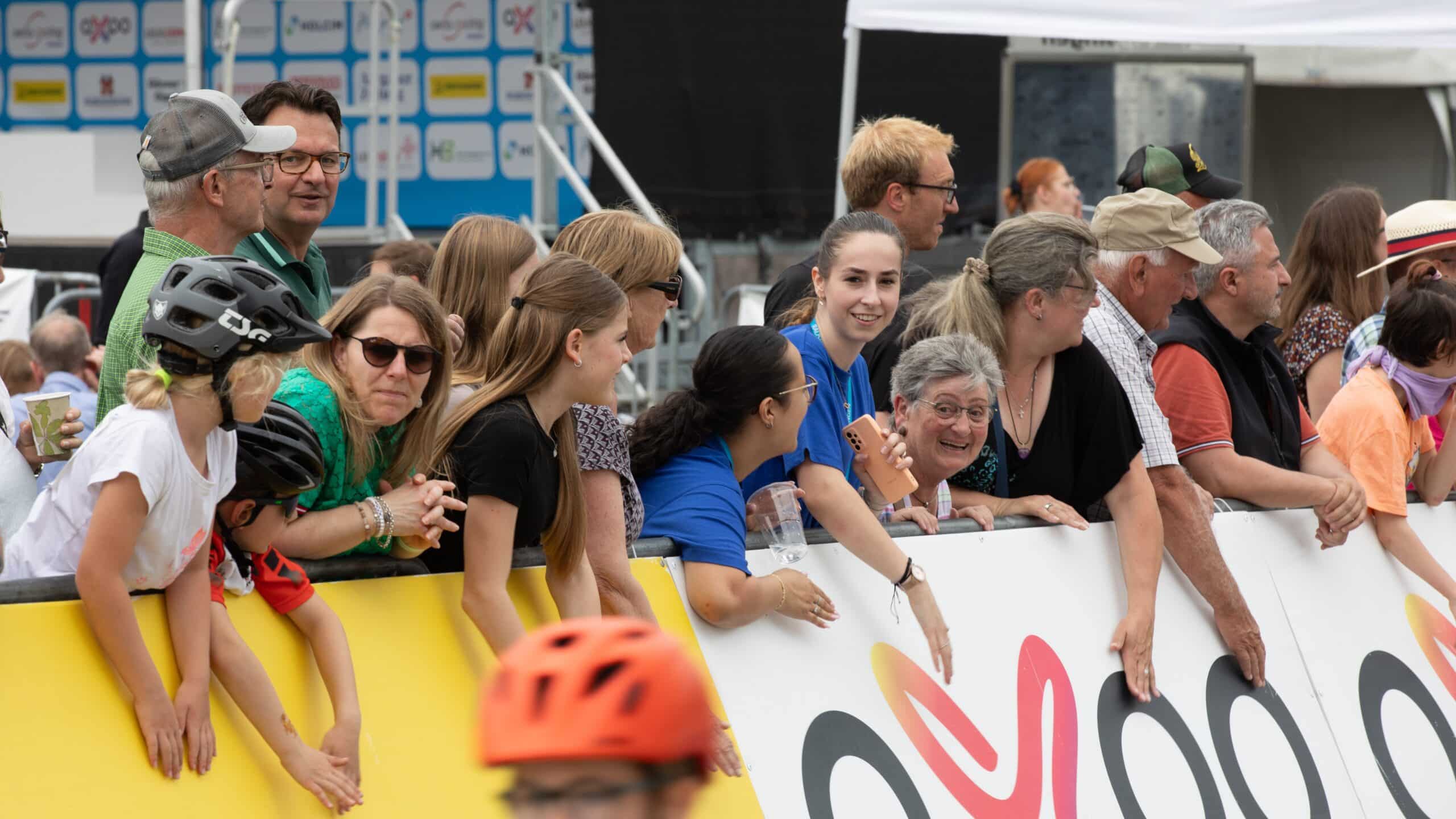 Zuschauerinnen an den Radsporttagen Gippingen