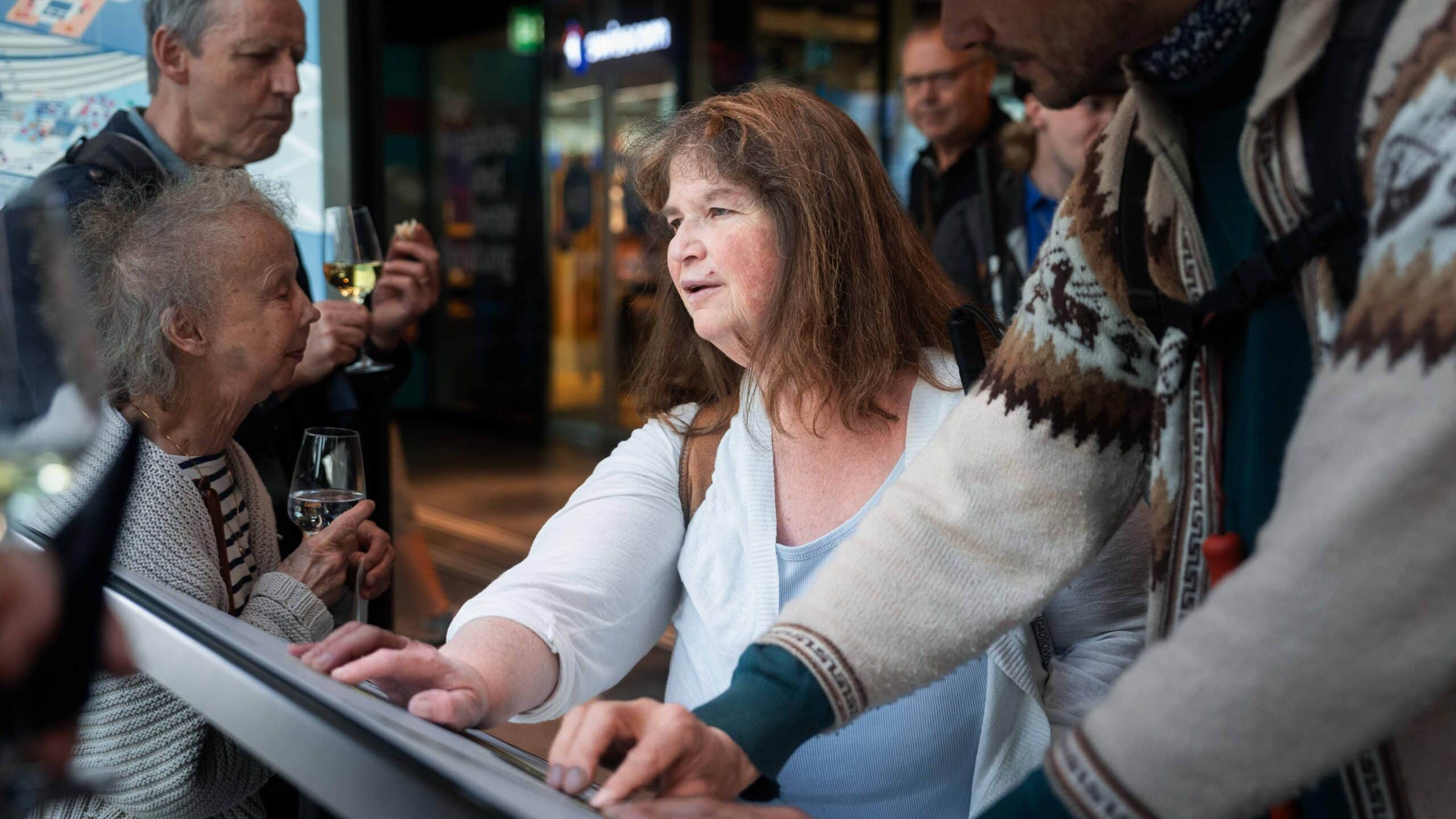 Grosse Aufnahme einer Frau, die das taktile Modell tastet