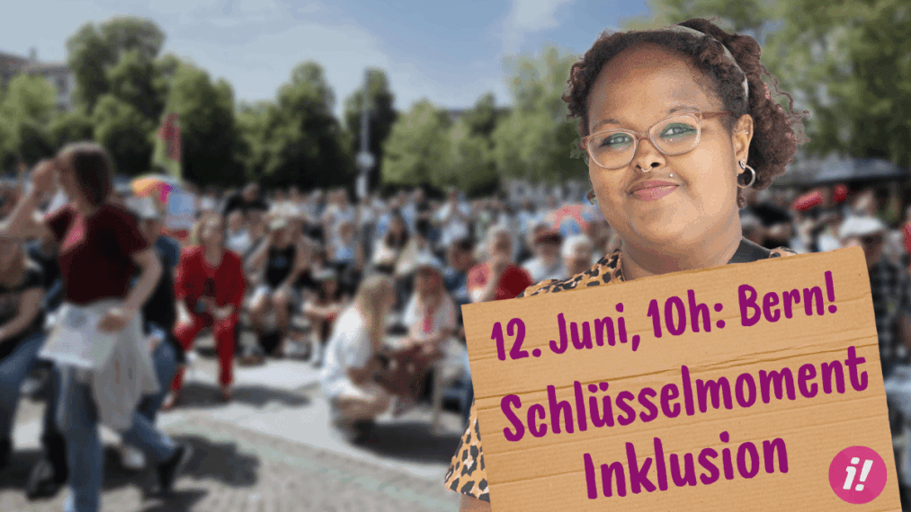 Im Hintergrund ist unscharf eine grosse Menschenmenge anlässlich einer Protestaktion zu erkennen. Vorne rechts im Bild ist eine Frau, die ein Kartonschild in der Hand hält. Auf dem Schild steht in pinker Schrift: 12. Juni, 10 Uhr, Bern- Schlüsselmoment Inklusion.