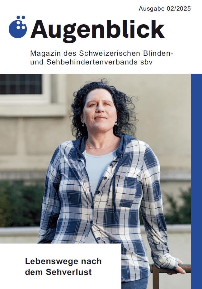 Titelseite Augenblick 2/25. Eine Frau in einem weiss-blau karierten Jackett, angelehnt an ein Geländer, blickt in die Ferne.