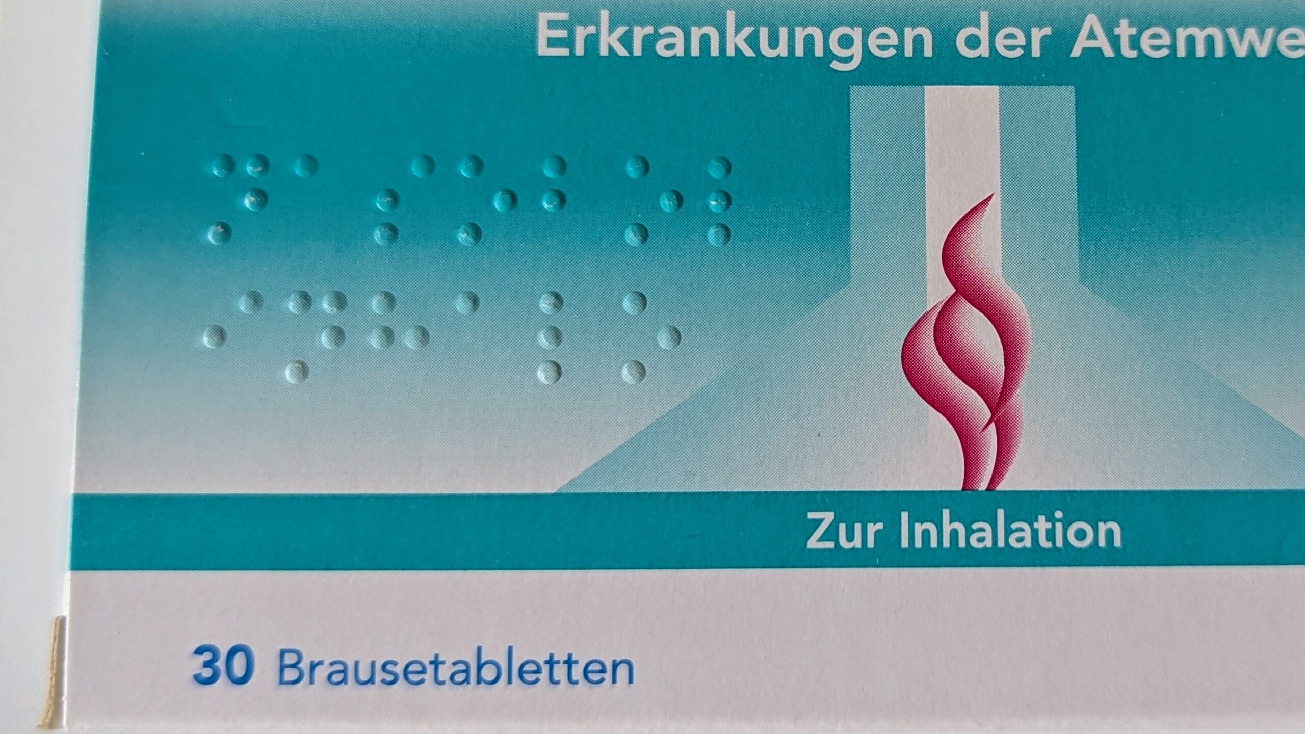 Verpackung eines Medikaments, das mit Braille-Schrift bedruckt ist.