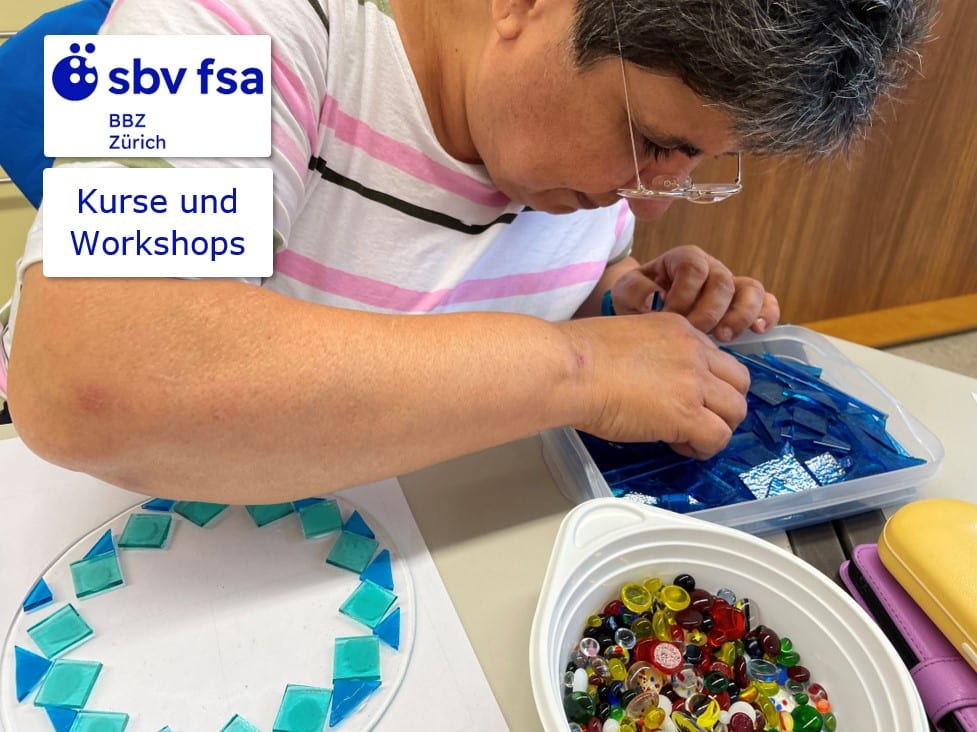 FOTO: Eine Kursteilnehmerin fischt aus einer Box mit blauen Glasscherben die passenden Teile für Ihren Glasfusing-Teller heraus.