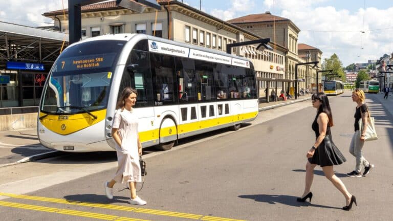 Bus der Verkehrsbetriebe Schaffhausen steht am Bahnhof