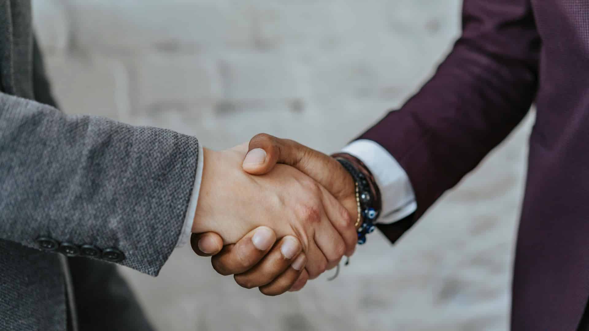 Zwei Menschen geben sich die Hand (Nahaufnahme)