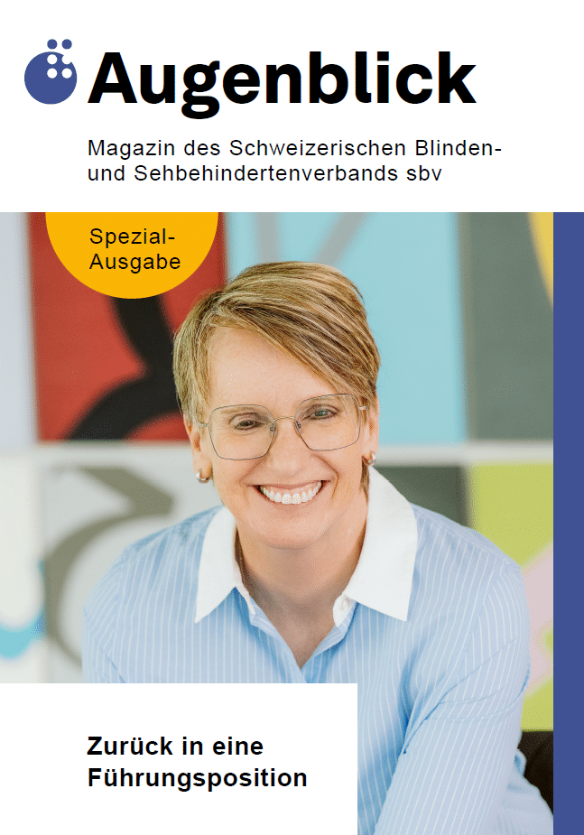 Titelseite Augenblick 3/25. Eine Frau in einer blauen Bluse mit weissem Kragen lächelt in die Kamera. Sie trägt eine Brille und kurzes blondes Haar.