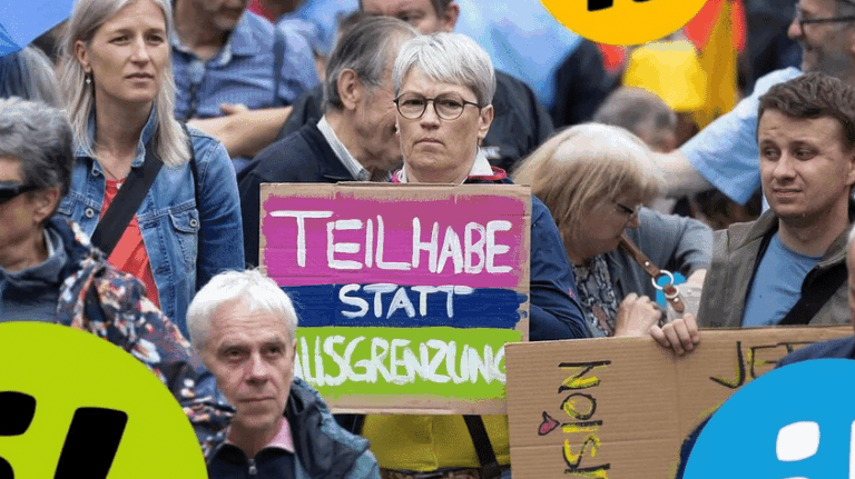 Femme dans une foule de manifestants avec une pancarte "La participation plutôt que l'exclusion".