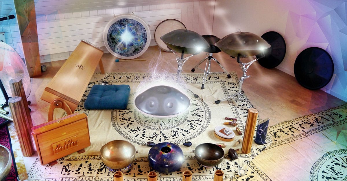 Instruments de musique pour un voyage sonore posés sur un tapis beige : handpans, bols chantants et percussions pour une expérience immersive.
