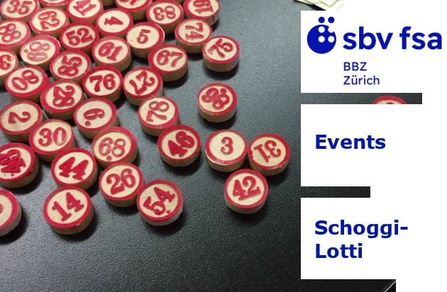 FOTO: Unzählige rot beschriftete Bingo-Zahlen liegen auf einer schwarzen Tischplatte