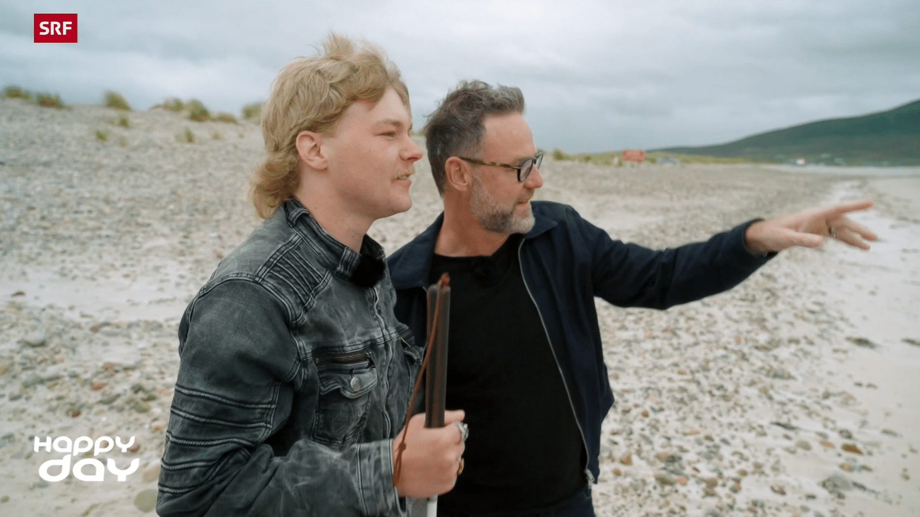 Adrian Berger mit Moderator Nik Harmann am Strand in Irland