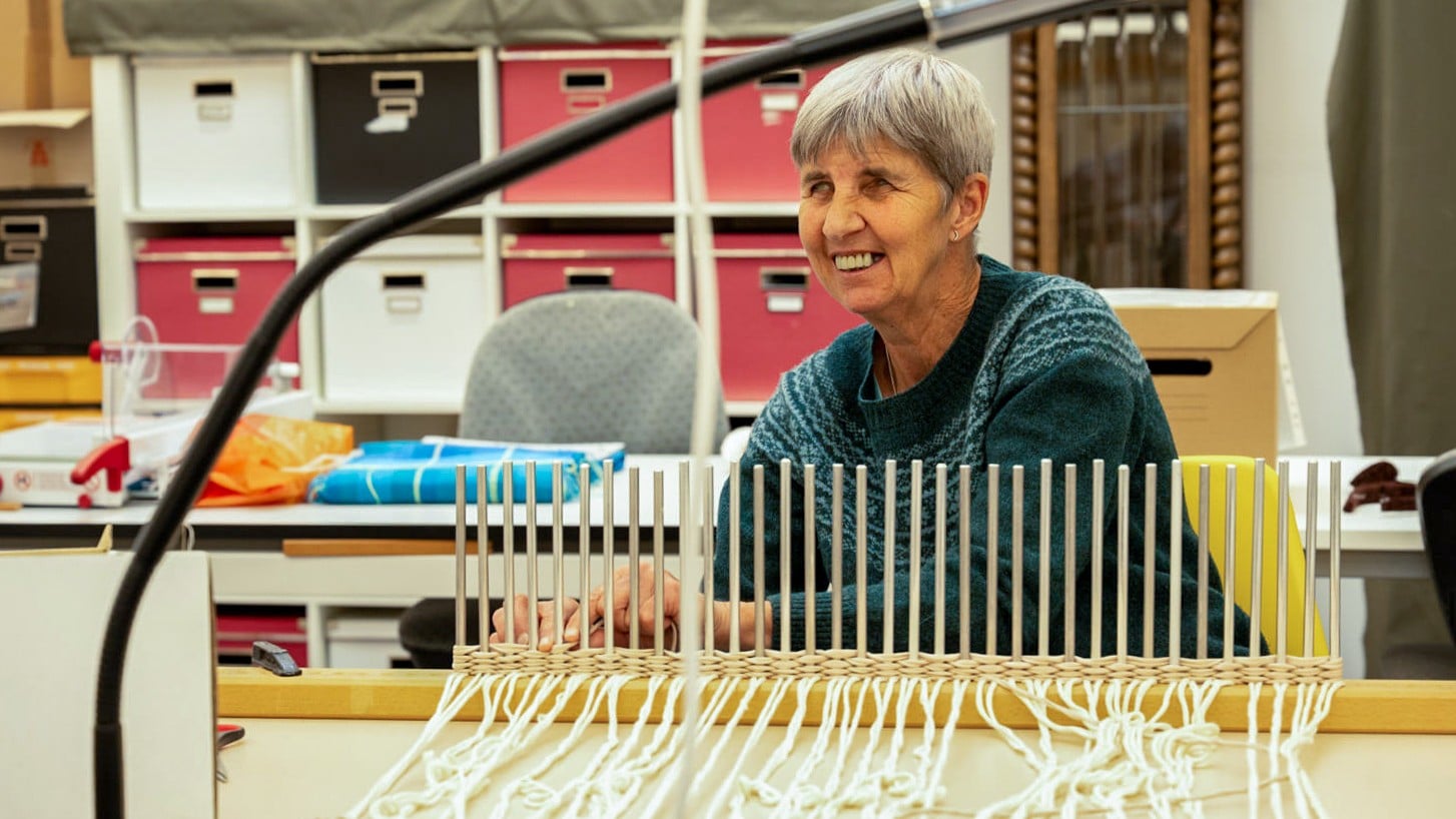 Domenica au CFR Saint-Gall en train de tisser. 