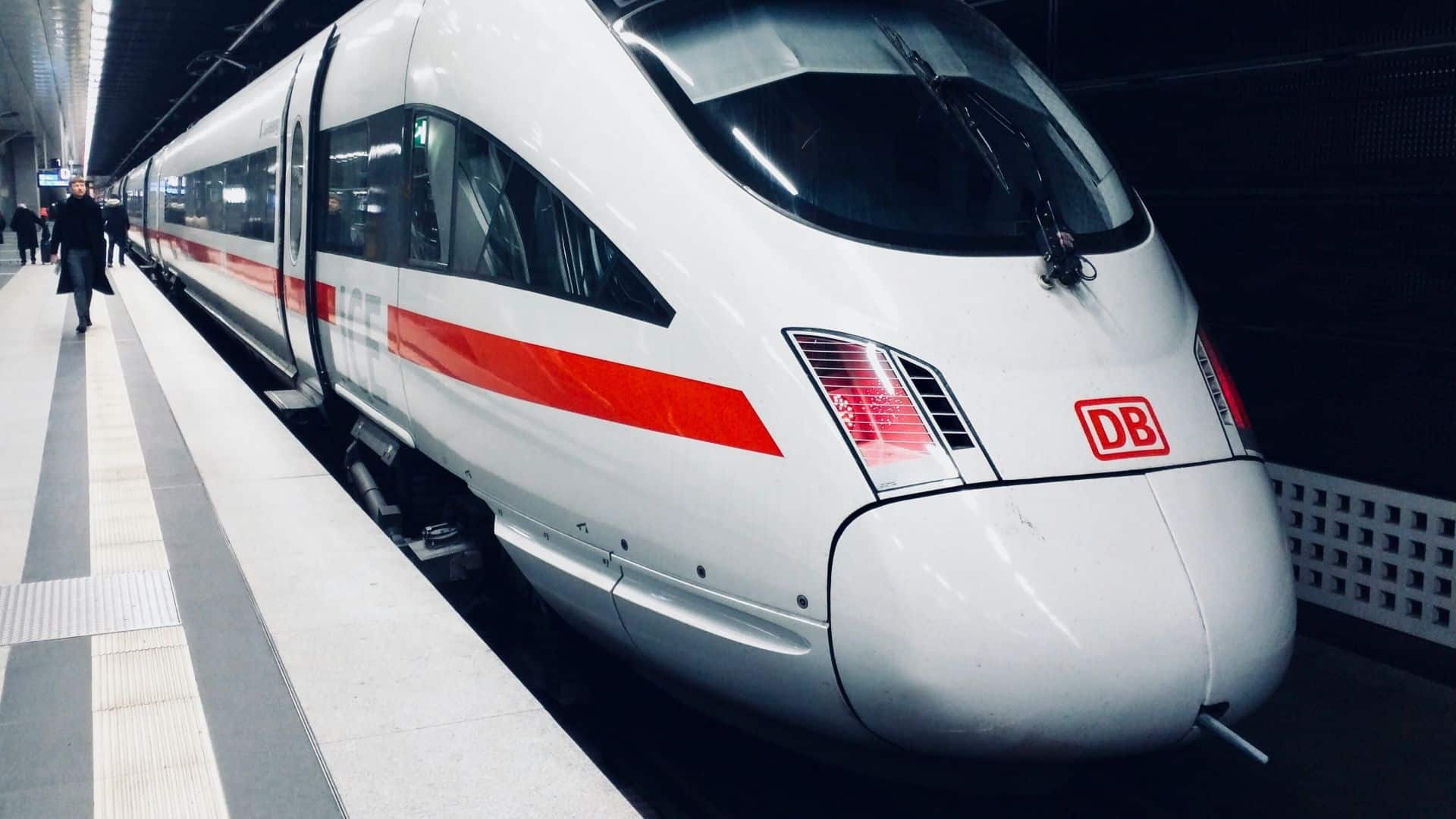 Train de la Deutsche Bahn dans une gare