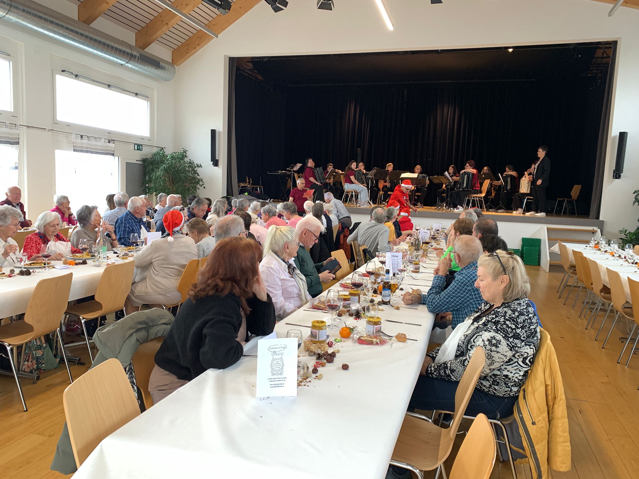 ambiance festive de repas de Noël avec concert.