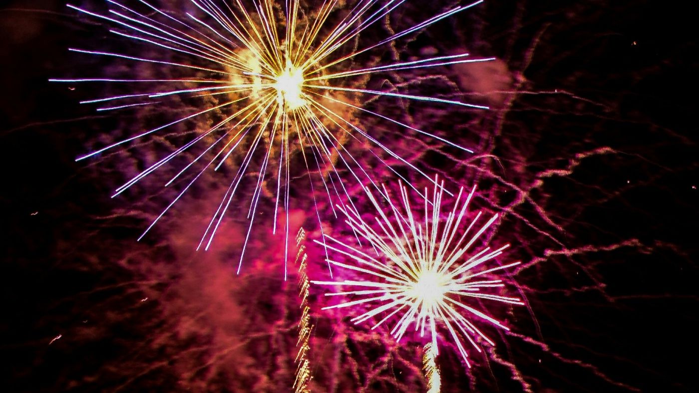 Buntes Feuerwerk vor dunklem Nachthimmel