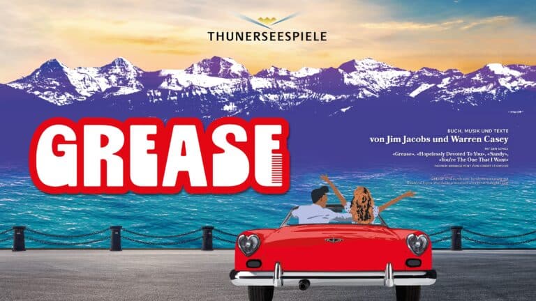 Graphisme de style années 50, protagonistes de Grease vus de dos dans une décapotable rouge au bord du lac de Thoune. Texte de la chanson : Livre, musique et paroles de Jim Jacobs et Warren Casey. Avec les chansons "Grease", "Hopelessly Devoted to you", "Sandy", "you're the oe that i want". dans un arrangement de Robert Stimgwood   