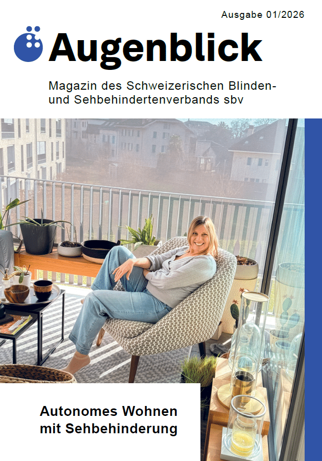 Titelseite Augenblick 01/26. In einer sonnendurchfluteten Loggia, umgeben von Pflanzen, sitzt eine blonde Frau lächelnd und entspannt in einem gepolsterten Sessel. Thema: Autonomes Wohnen mit Sehbehinderung.