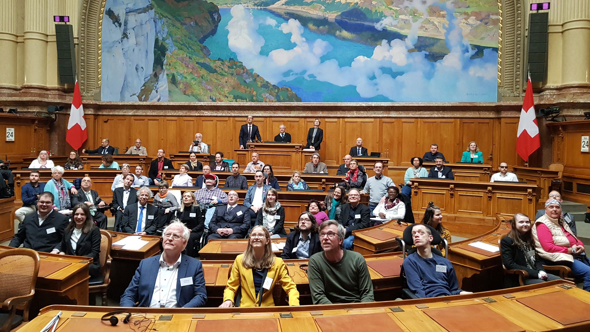 Détail de la salle du Conseil national avec quelques-uns des participants à la session des personnes handicapées 2023