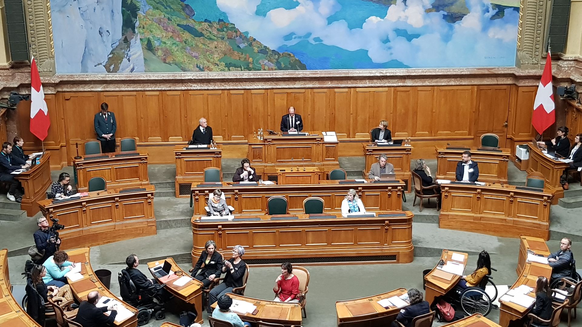 Ausschnitt des Nationalratssaals mit einigen der Teilnehmenden an der Behindertensession 2023