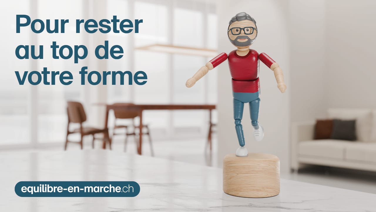 Une figurine articulée se tient en équilibre sur une base ronde dans un salon lumineux, accompagnée du texte « Pour rester au top de votre forme » et du lien équilibre-en-marche.ch.