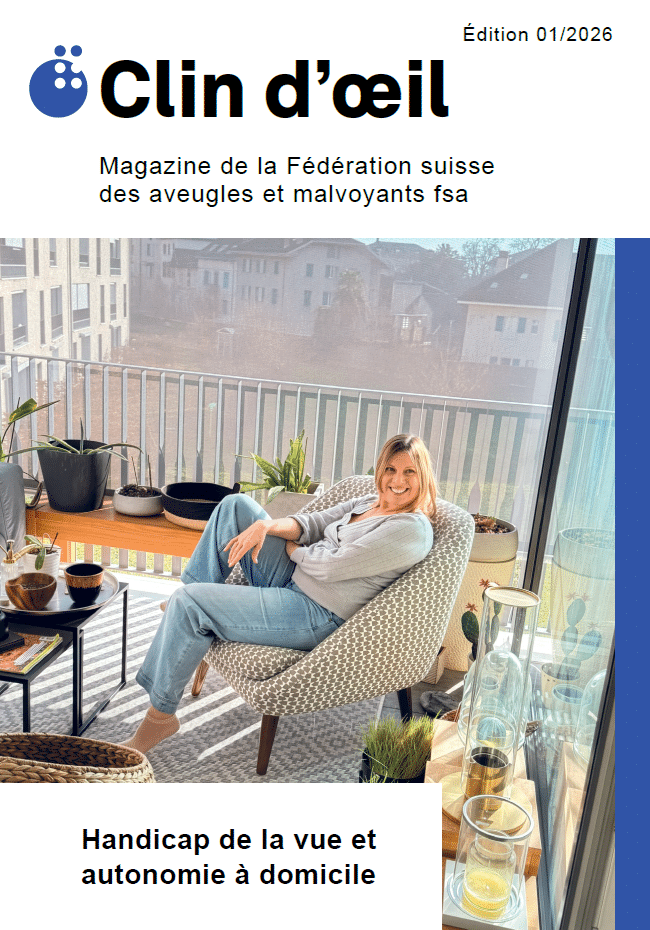 Page de couverture Clin d'œil 1/26. Entourée de ses plantes vertes dans une loggia baignée de soleil, une femme blonde, souriante et détendue, est confortablement allongée dans un fauteuil rembourré.