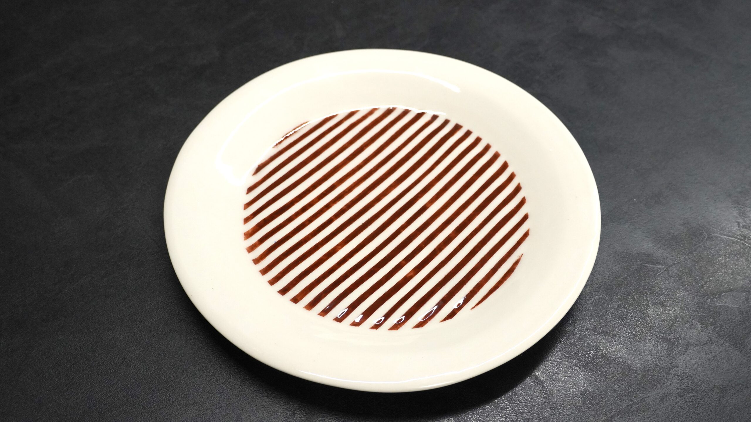 Assiette contrastée sur fond noir