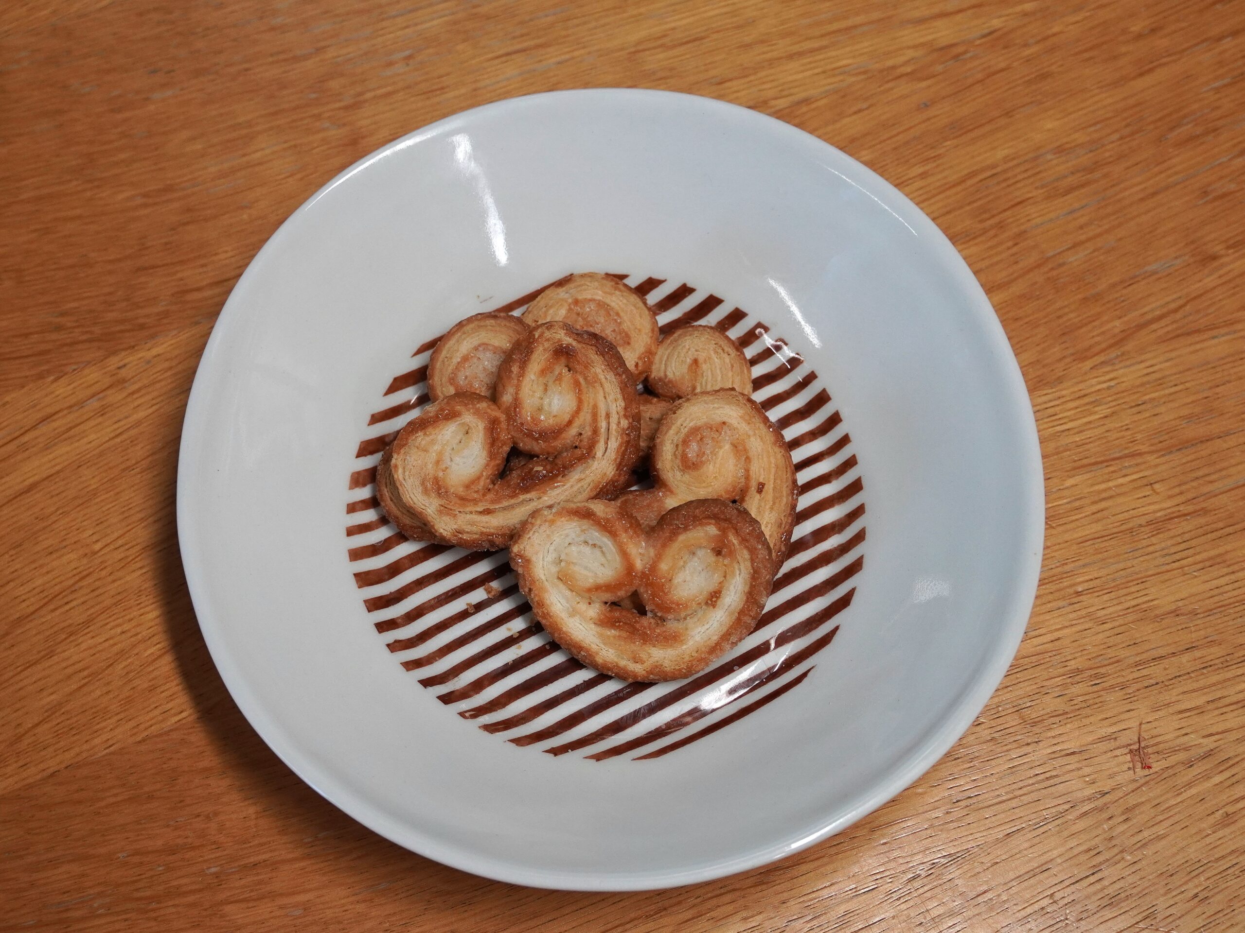 Assiette rayée avec des coeurs de France