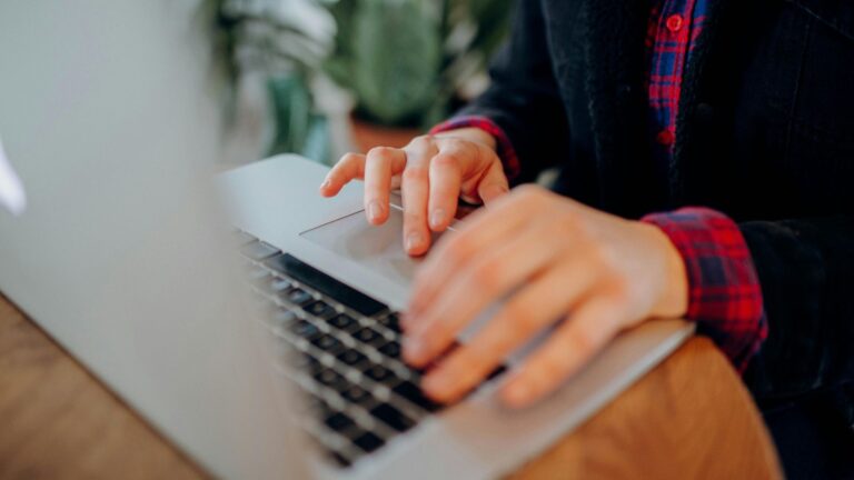 Gros plan de mains sur un clavier d'ordinateur portable