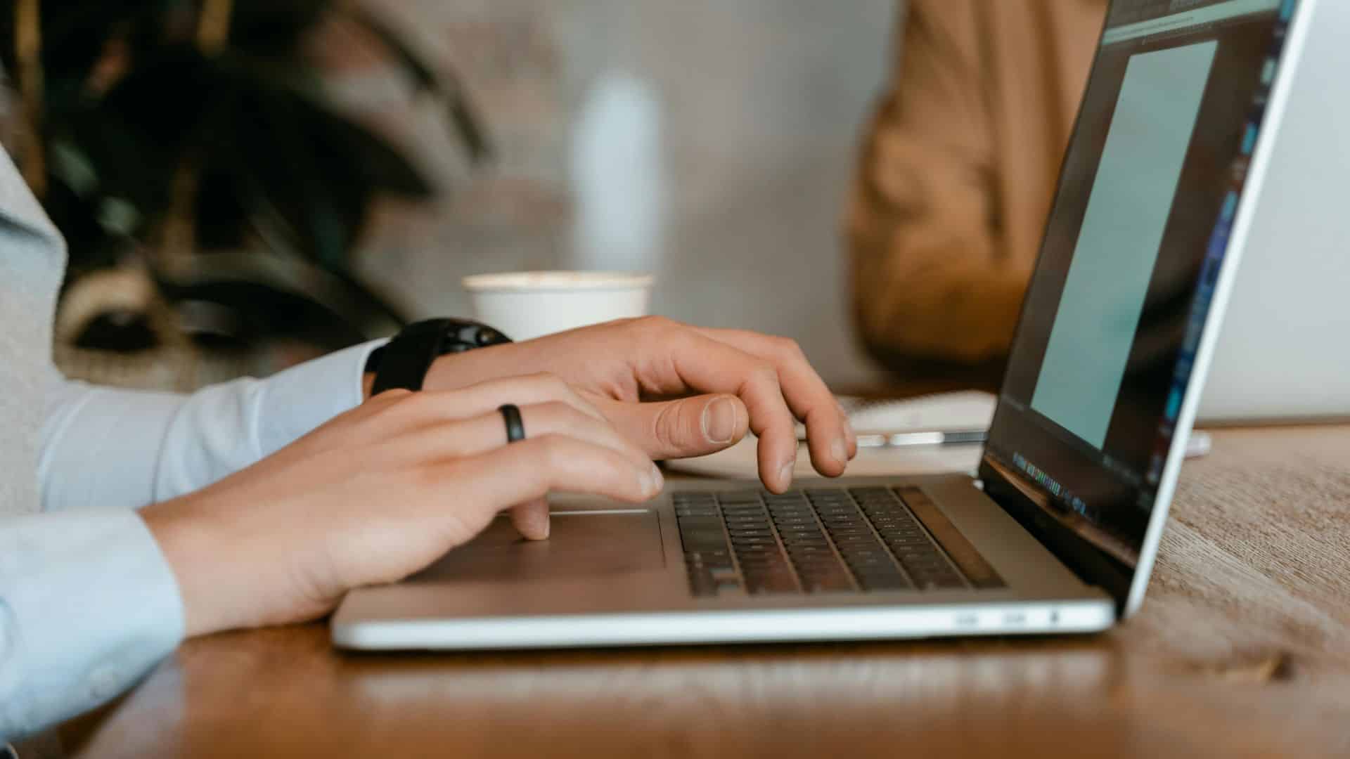 Gros plan de mains sur un clavier d'ordinateur portable