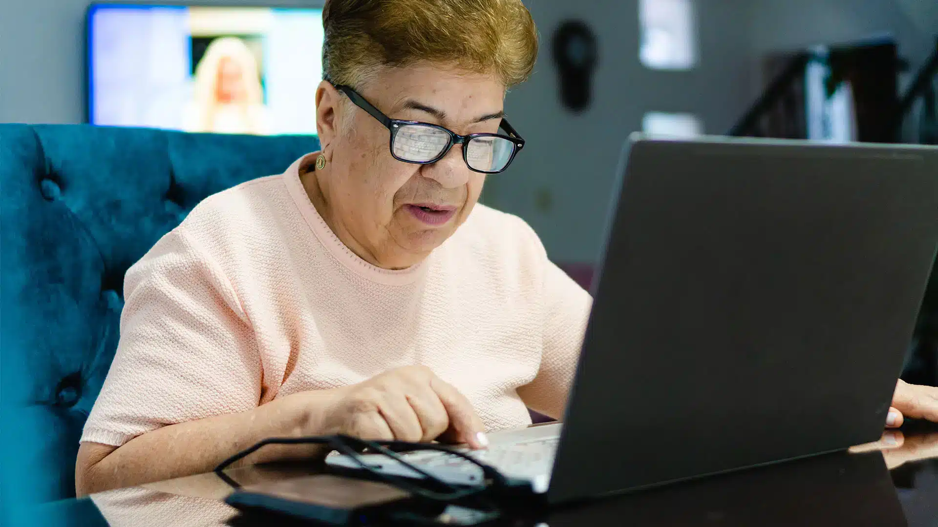 Personne utilisant un ordinateur pour accéder à des informations en ligne de manière autonome.  Crédit photo : stock.adobe.com / juanpablo