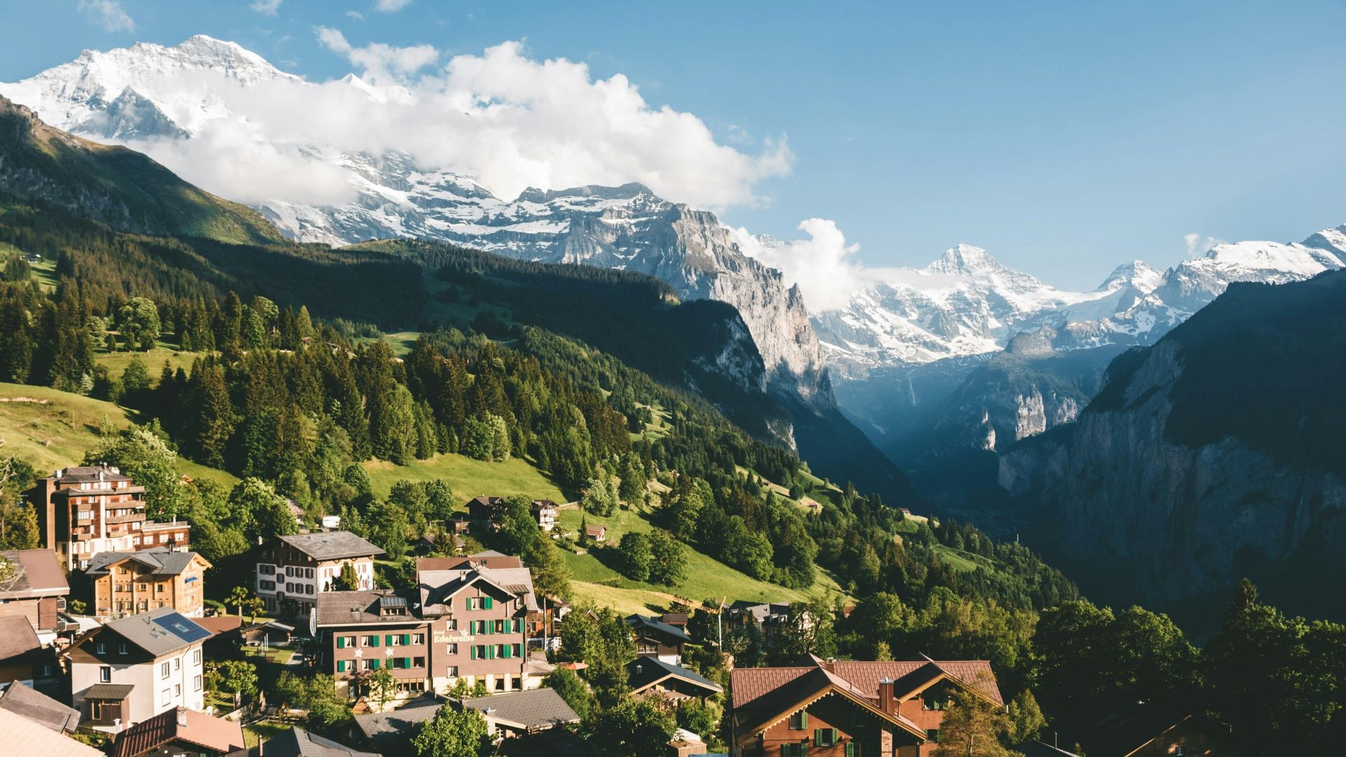 Bergdorf Wengen aus der Vogelperspetive, Berge im Hintergrund