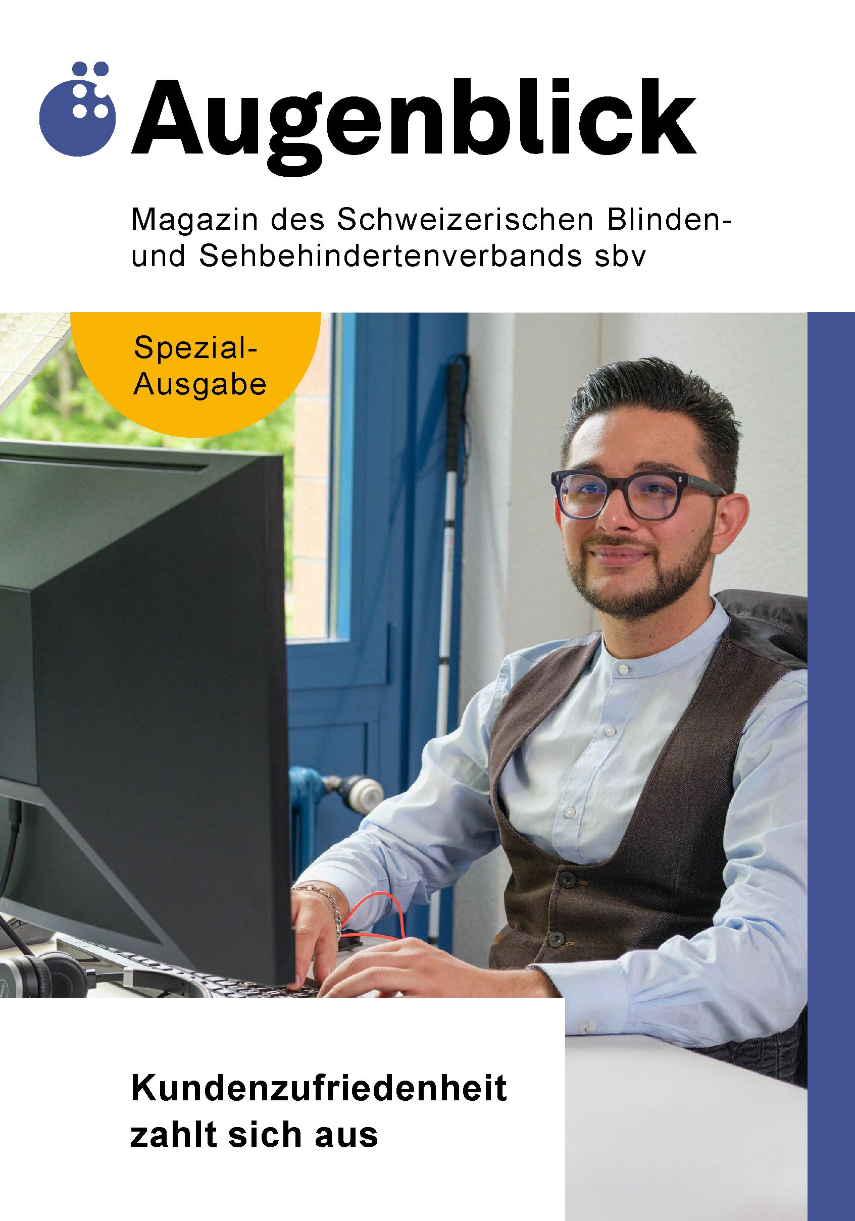Titelseite Augenblick 03/26. Bild: Ein Mann sitzt lächelnd im Büro vor dem PC. Thema: Kundenzufriedenheit zahlt sich aus.