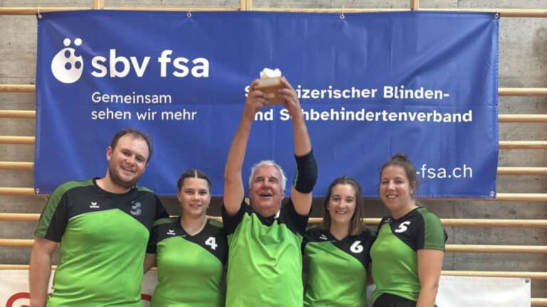 Eine Gruppe von Torballspielern sind vor der sbv Blache und strecken den Pokal in die Luft.